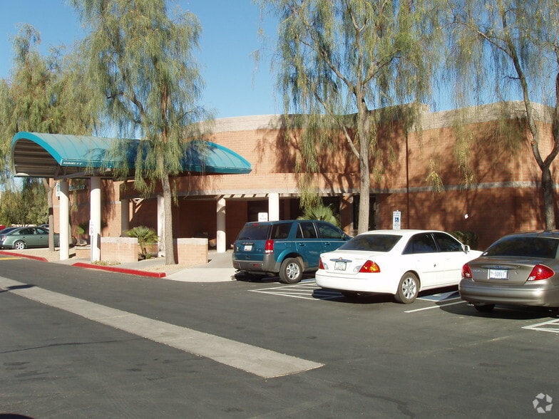 1717 W Chandler Blvd, Chandler, AZ à vendre - Photo de l’immeuble – Image 2 sur 2