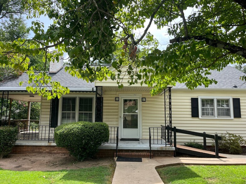 202 Memorial Dr, Greer, SC à vendre - Photo principale – Image 1 sur 8