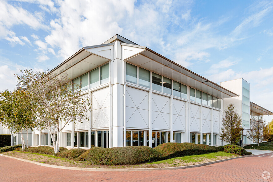 1 Roundwood Av, Uxbridge à vendre - Photo principale – Image 1 sur 24