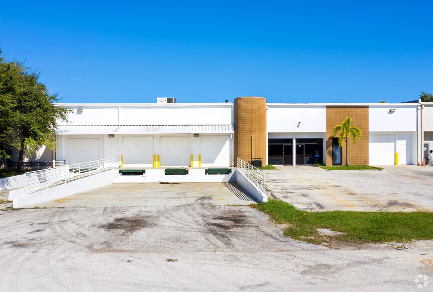 12105 N 28th St, Saint Petersburg, FL à vendre - Photo de l’immeuble – Image 2 sur 16