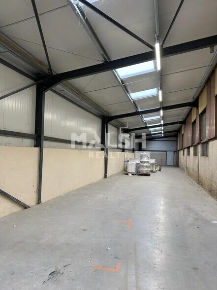 15 Rue Ampère, Chassieu à louer - Photo de l’immeuble – Image 2 sur 6