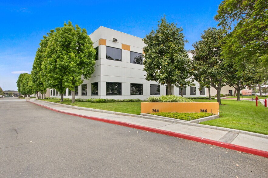 744 N Eckhoff St, Orange, CA à louer - Photo de l’immeuble – Image 2 sur 23