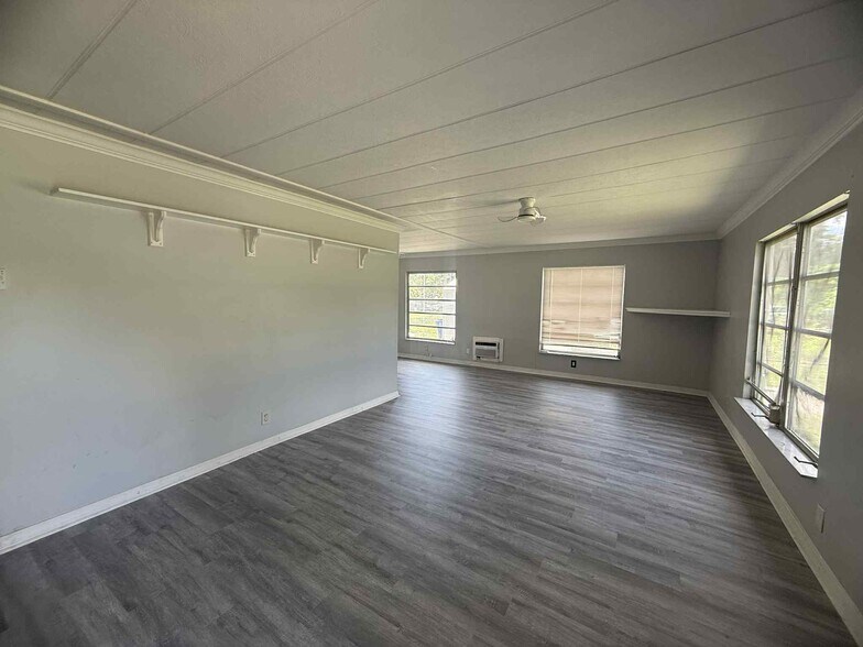 8281 Sevigny Dr, North Fort Myers, FL à vendre - Photo de l’immeuble – Image 2 sur 21