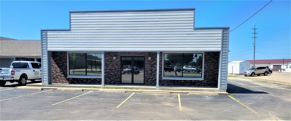 906 W Springfield Rd, Taylorville, IL à louer - Photo de l’immeuble – Image 3 sur 14