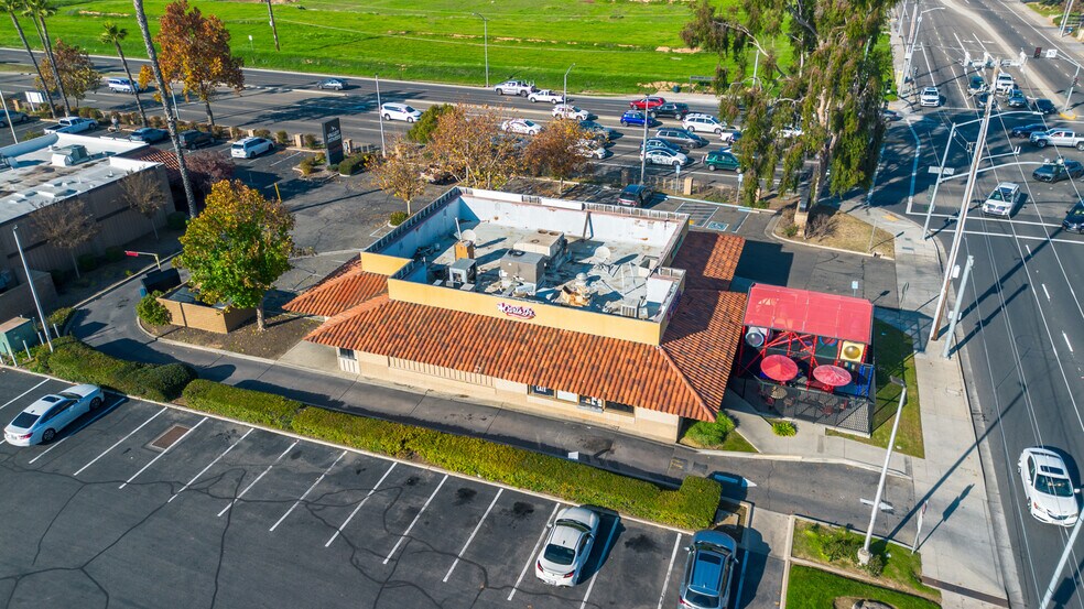 6767 N 1st St, Fresno, CA à vendre - Photo principale – Image 1 sur 8