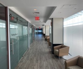 1776 Eastchester Rd, Bronx, NY à louer Photo intérieure– Image 2 sur 6