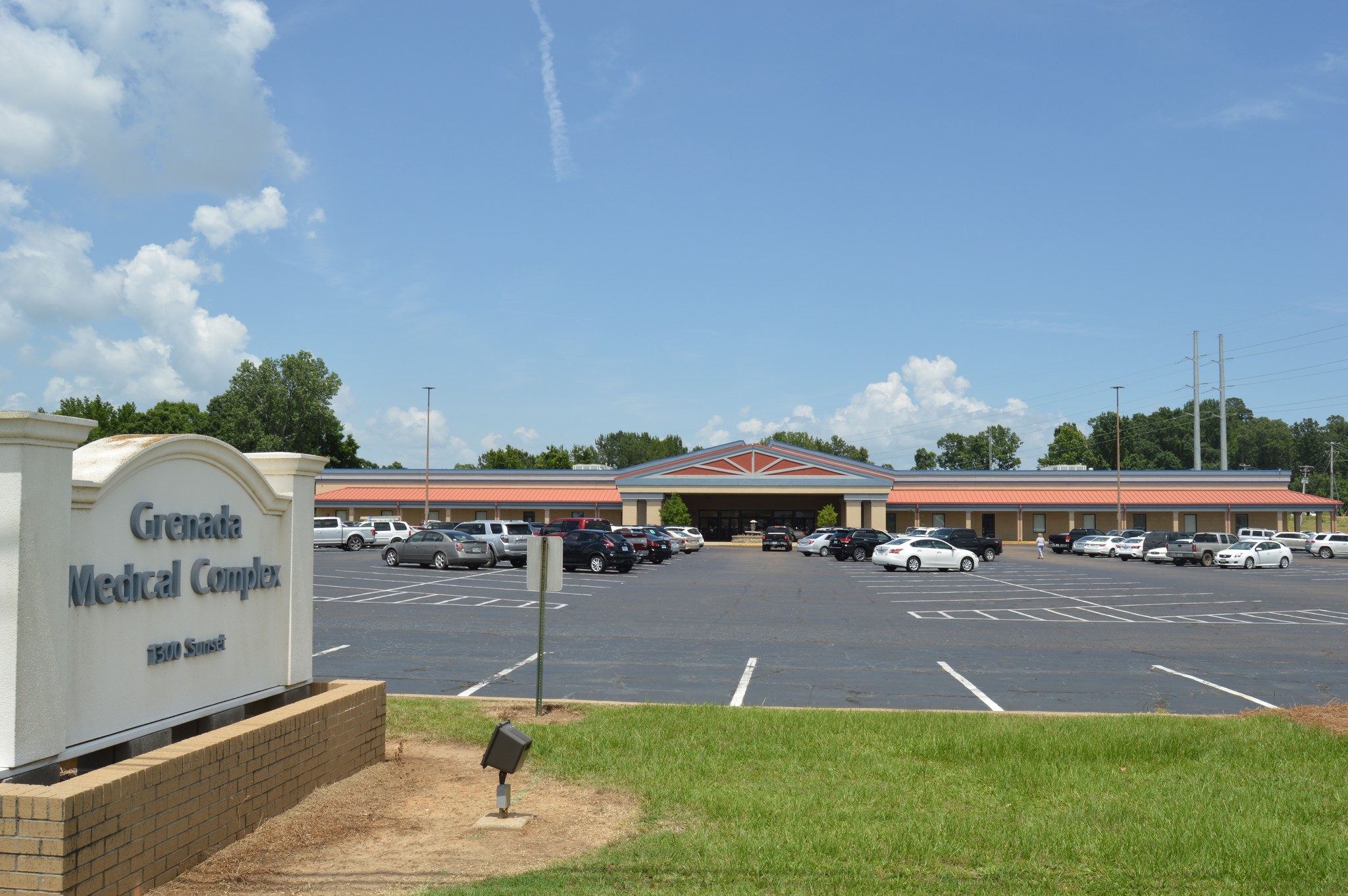 1300 Sunset Dr, Grenada, MS à louer Photo de l’immeuble– Image 1 sur 6