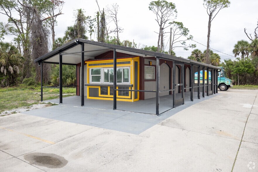 320 Tamiami Trl, Port Charlotte, FL à vendre - Photo principale – Image 1 sur 6