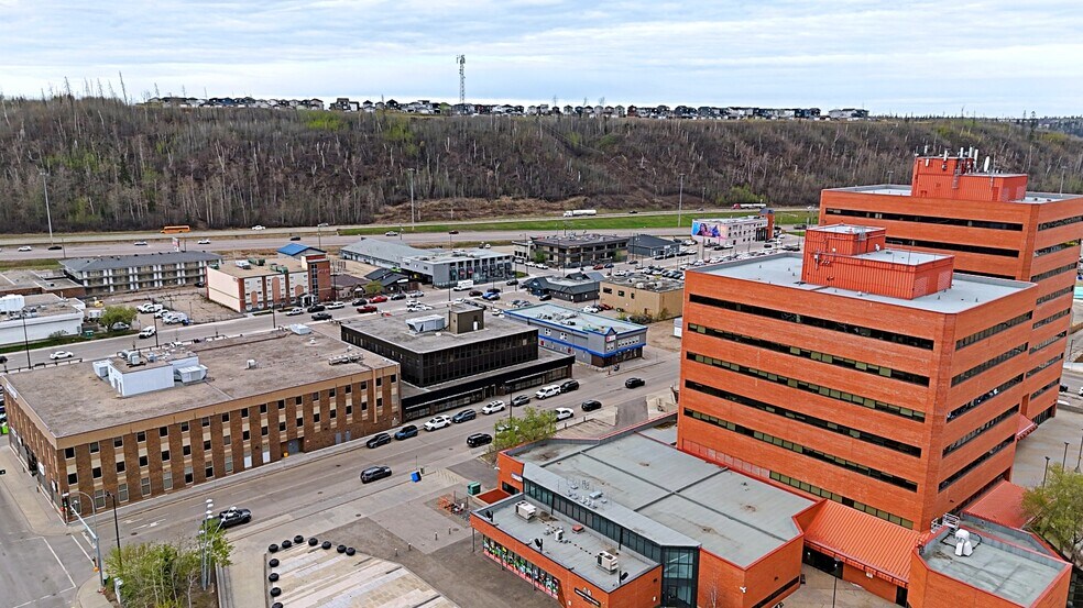 9911 Macdonald Av, Fort McMurray, AB à louer - Photo de l’immeuble – Image 1 sur 9