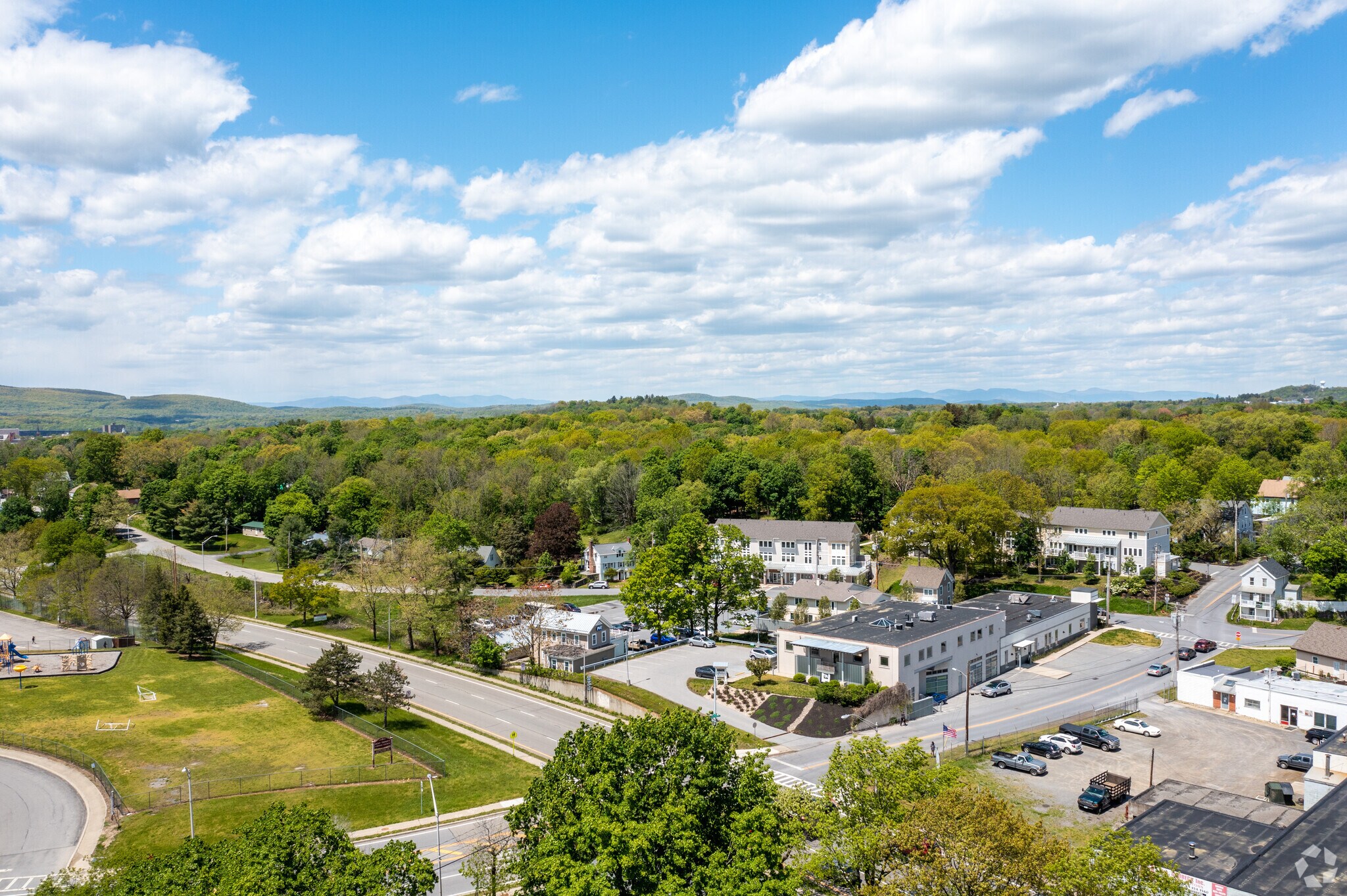 25 Van Wagner Rd, Poughkeepsie, NY à louer Photo principale– Image 1 sur 17