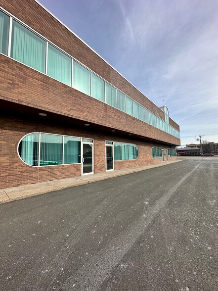 1331 silas deane Hwy, Wethersfield, CT à louer - Photo de l’immeuble – Image 2 sur 4