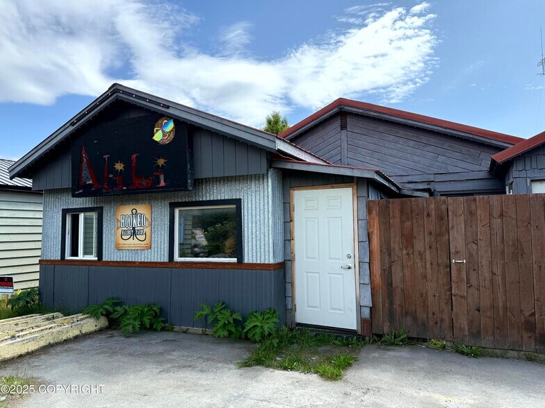 453 E Pioneer Ave, Homer, AK à vendre - Photo principale – Image 1 sur 19