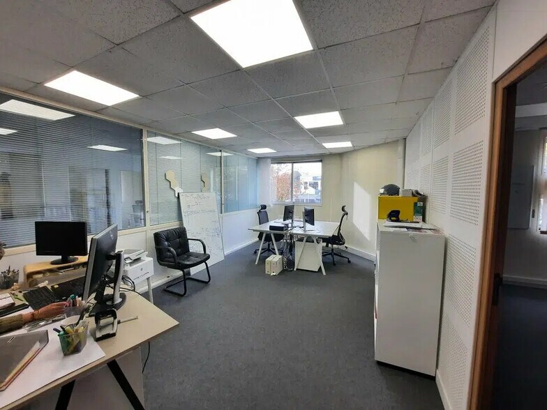 Bureau dans Le Petit-Quevilly à louer - Photo de l’immeuble – Image 3 sur 12