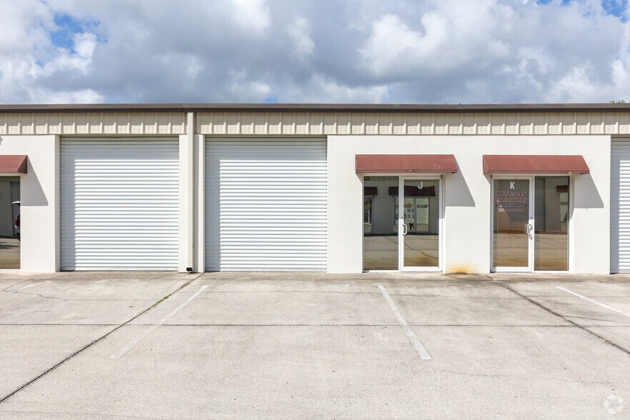 2600 Aurora Rd, Melbourne, FL à louer - Photo de l’immeuble – Image 1 sur 18