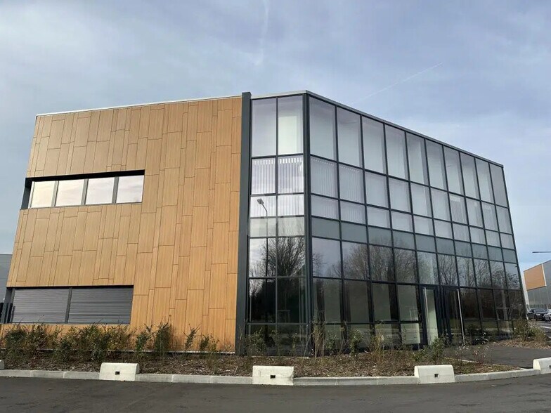 Local d’activités dans Grigny à louer - Photo de l’immeuble – Image 2 sur 14