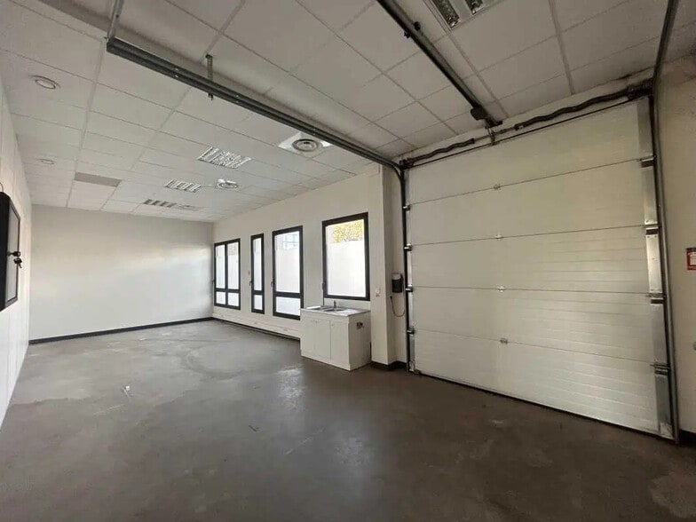 1 Rue Monseigneur Ancel, Saint-Priest à louer - Photo de l’immeuble – Image 3 sur 10