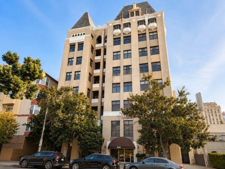 634 S Gramercy Pl, Los Angeles, CA à louer - Photo de l’immeuble – Image 2 sur 8