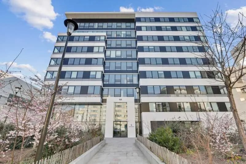 4 Place Du 8 Mai 1945, Levallois-Perret à louer Photo principale– Image 1 sur 9