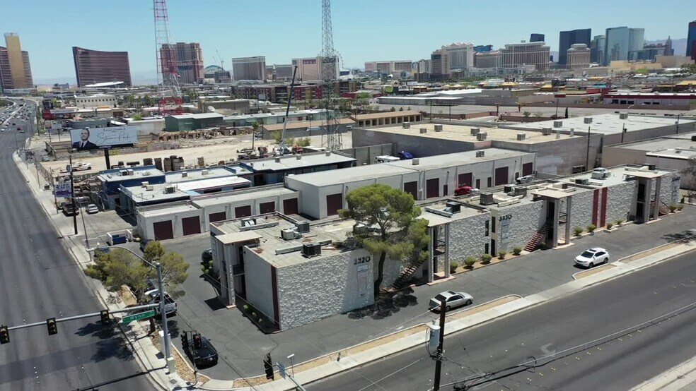 3320-3340 W Wynn Rd, Las Vegas, NV à louer - Vidéo sur l’annonce professionnelle – Image 2 sur 37