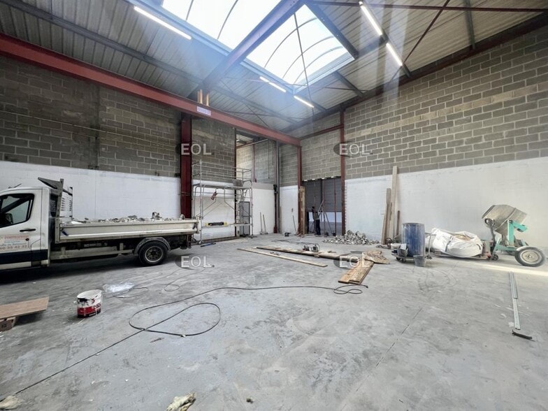 Local d’activités dans Le Thillay à louer - Photo de la construction – Image 3 sur 4