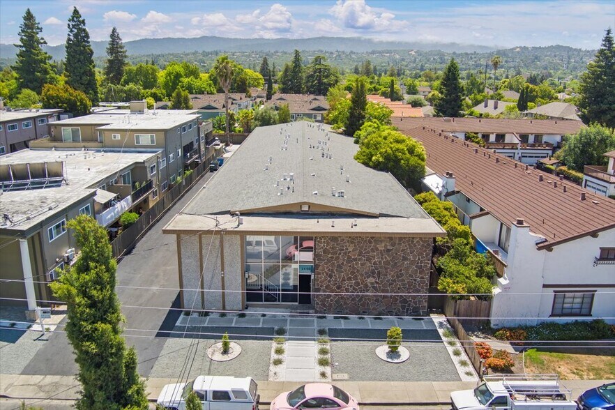 1440 Gordon St, Redwood City, CA à vendre - Photo de l’immeuble – Image 1 sur 8