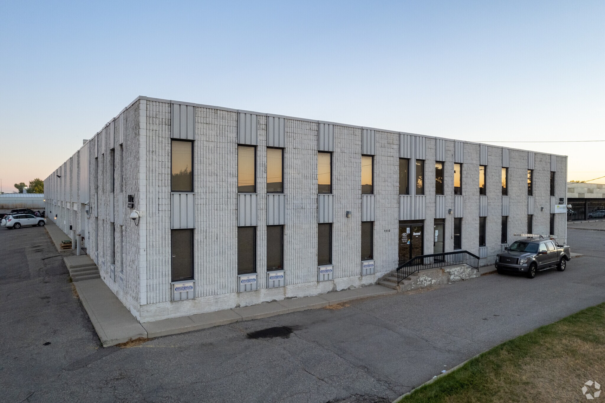 1112 40th Ave NE, Calgary, AB à louer Photo de l’immeuble– Image 1 sur 6