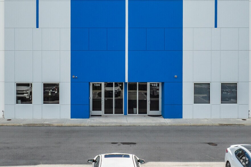 10900 NW 146th St, Hialeah Gardens, FL à louer - Photo de l’immeuble – Image 2 sur 6