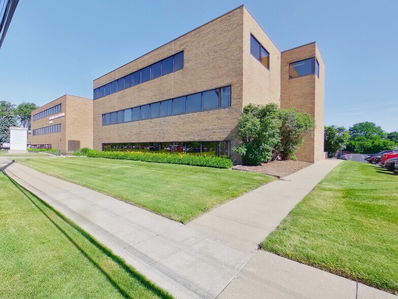 11885 Twelve Mile Rd, Warren, MI à louer - Photo de l’immeuble – Image 2 sur 11