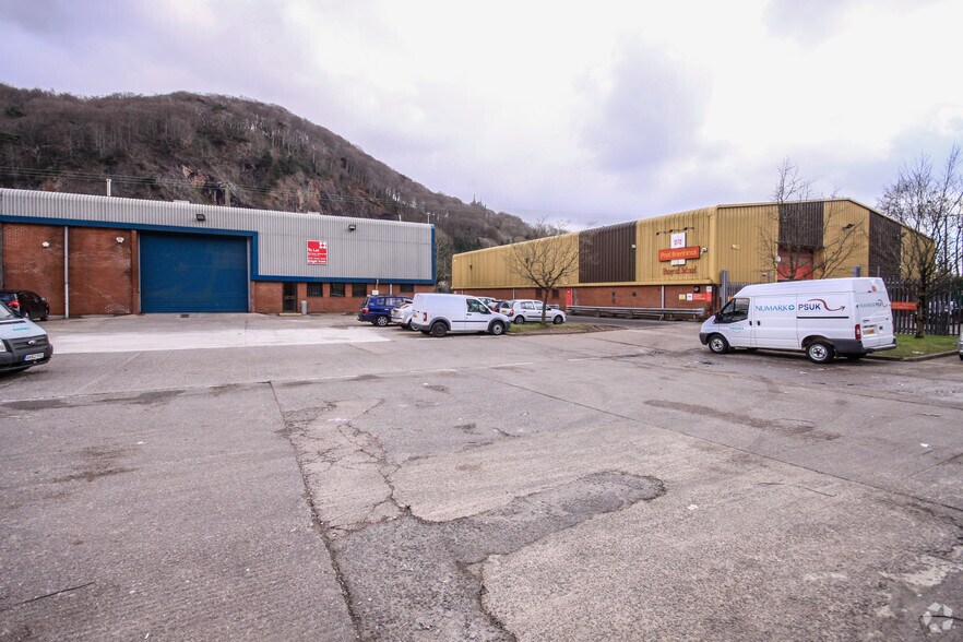 Gwaelod-Y-Garth Industrial Estate portefeuille de 3 biens à vendre sur LoopNet.fr - Photo principale – Image 1 sur 3