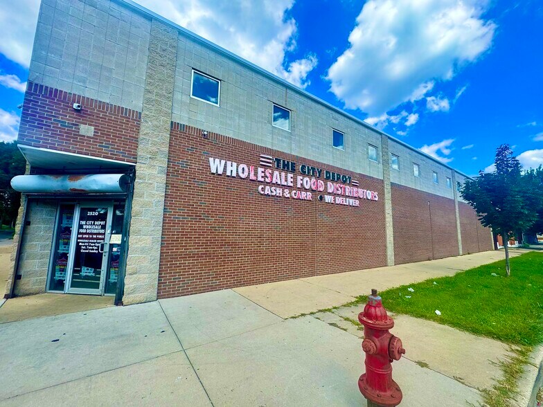 2520 W Lisbon Ave, Milwaukee, WI à vendre - Photo principale – Image 1 sur 11