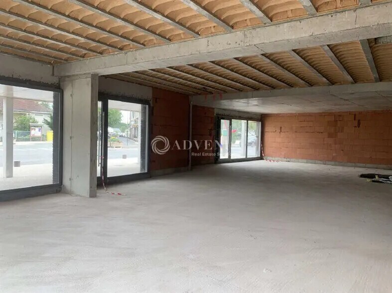 Local commercial dans Les Montils à louer - Photo de la construction – Image 3 sur 6