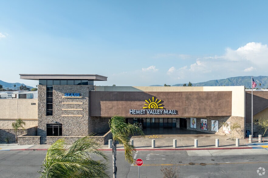 2200 W Florida Ave, Hemet, CA à louer - Photo de l’immeuble – Image 2 sur 24