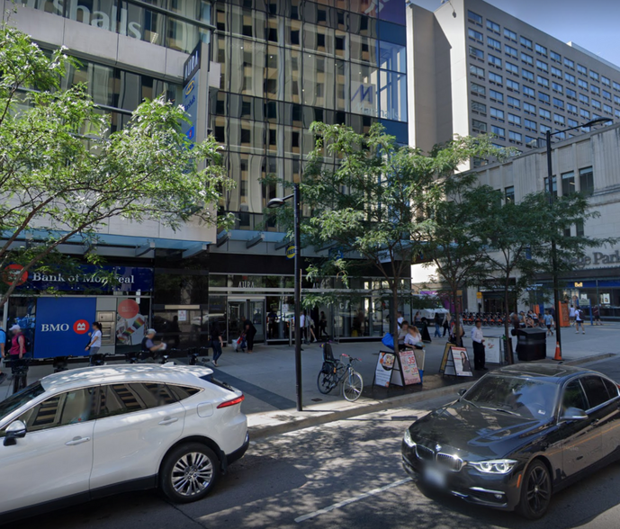 384 Yonge St, Toronto, ON à louer - Photo de l’immeuble – Image 1 sur 15