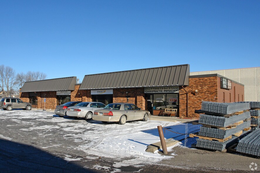 130 Willmar Ave SE, Willmar, MN à louer - Photo de l’immeuble – Image 2 sur 2