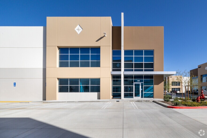 13860 Old 215 Frontage Rd, Moreno Valley, CA à vendre - Photo de l’immeuble – Image 3 sur 6