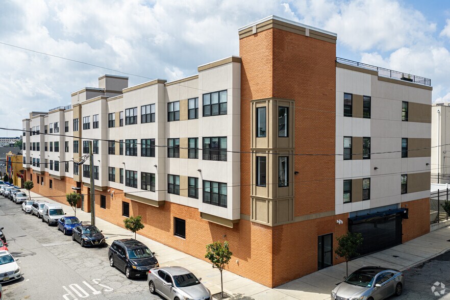 180 Cedar St, Paterson, NJ à vendre - Photo principale – Image 1 sur 5