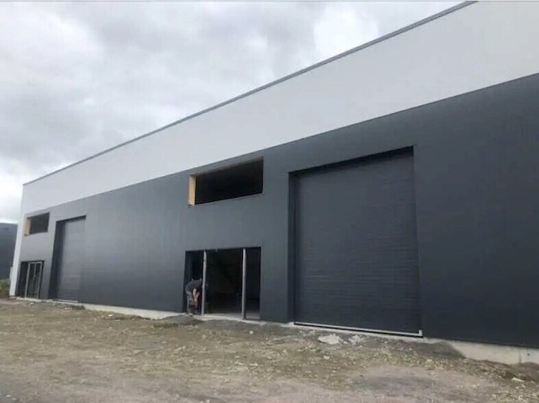 Local d'activités dans FORMIGNY à vendre - Photo de l’immeuble – Image 1 sur 5