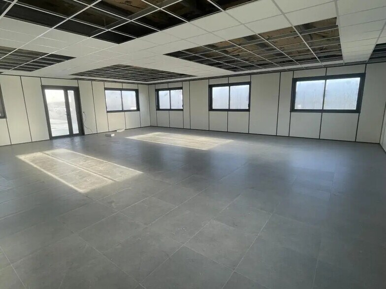 Bureau dans Gondecourt à louer - Photo de l’immeuble – Image 2 sur 5