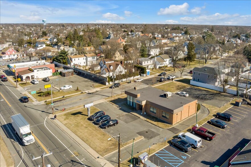 1620 Front St, East Meadow, NY à vendre - Photo de l’immeuble – Image 1 sur 23