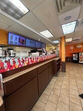 6040 Myrtle Ave, Ridgewood, NY à louer Photo intérieure– Image 2 sur 4