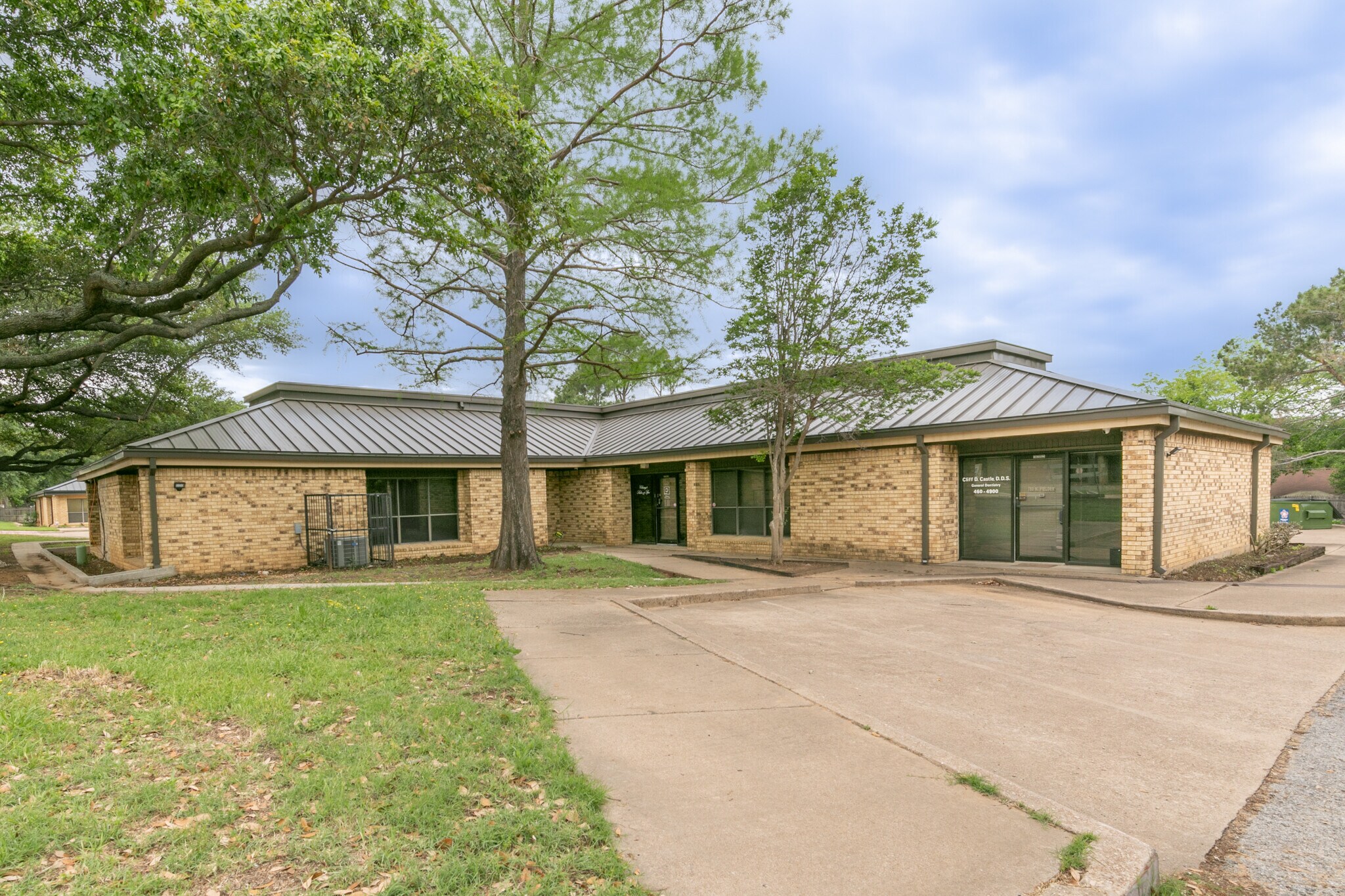 736 N Fielder Rd, Arlington, TX à louer Photo de l’immeuble– Image 1 sur 20