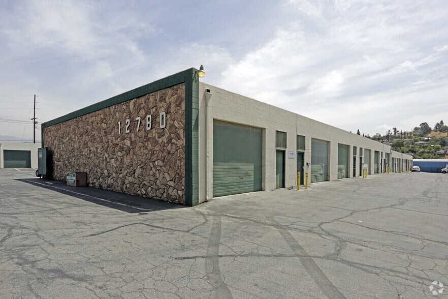 12780 Pierce St, Pacoima, CA à louer - Photo principale – Image 1 sur 8