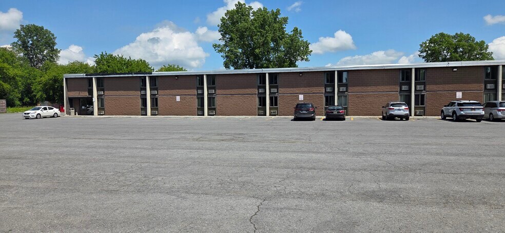 1030 Arsenal St, Watertown, NY à vendre - Photo de l’immeuble – Image 3 sur 48