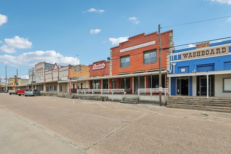 113 N Main St, Moulton, TX à vendre - Photo de l’immeuble – Image 1 sur 80