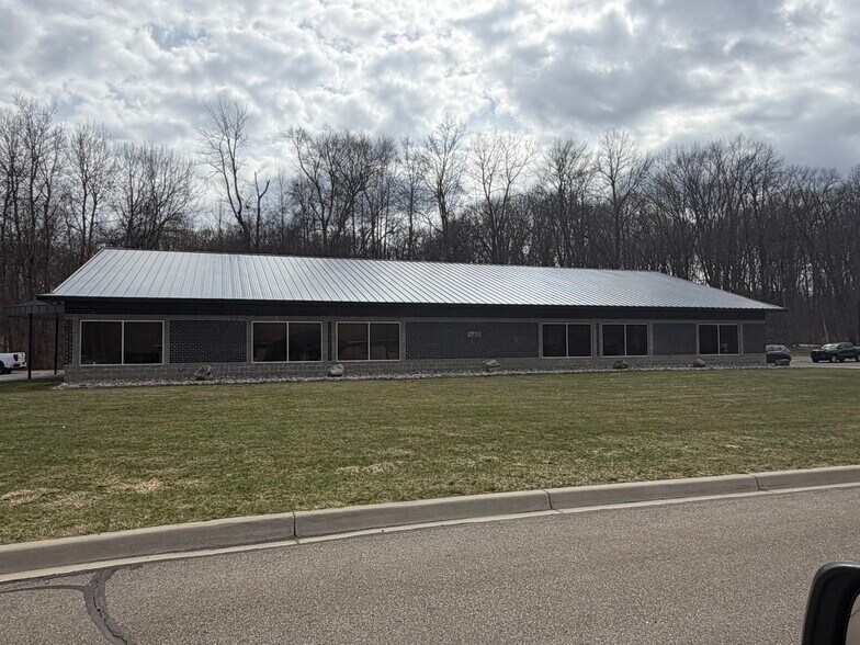 5735 Bella Rosa Blvd, Independence Township, MI à louer - Photo de l’immeuble – Image 2 sur 7