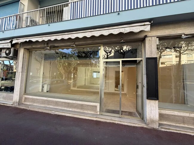 Plus de détails pour 11 Avenue Des Orangers, Cagnes-sur-Mer - Local commercial à louer