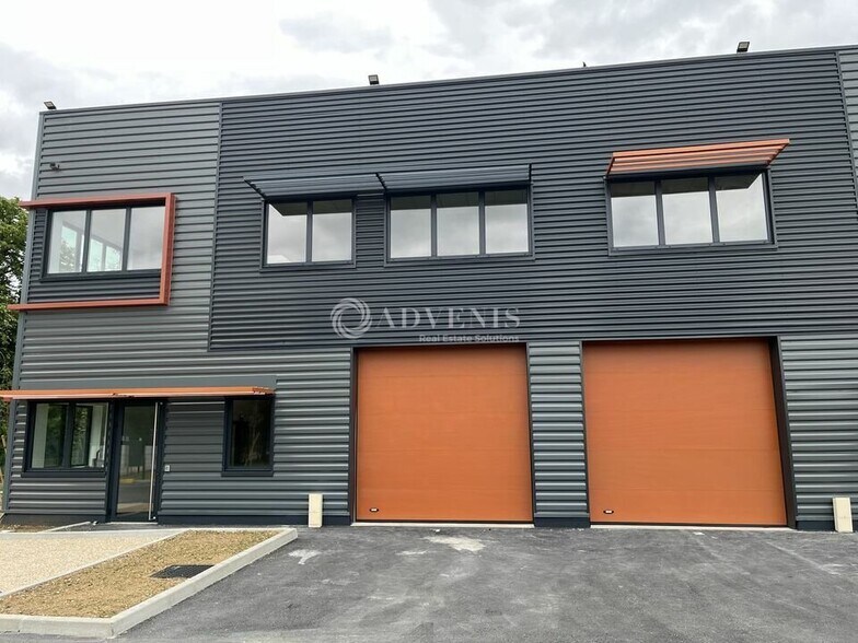 Local d'activités dans Buc à vendre - Photo de l’immeuble – Image 1 sur 11