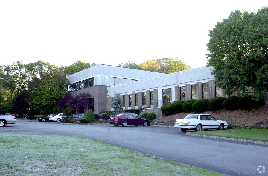 11 York Ave, West Caldwell, NJ à louer - Photo de l’immeuble – Image 2 sur 20