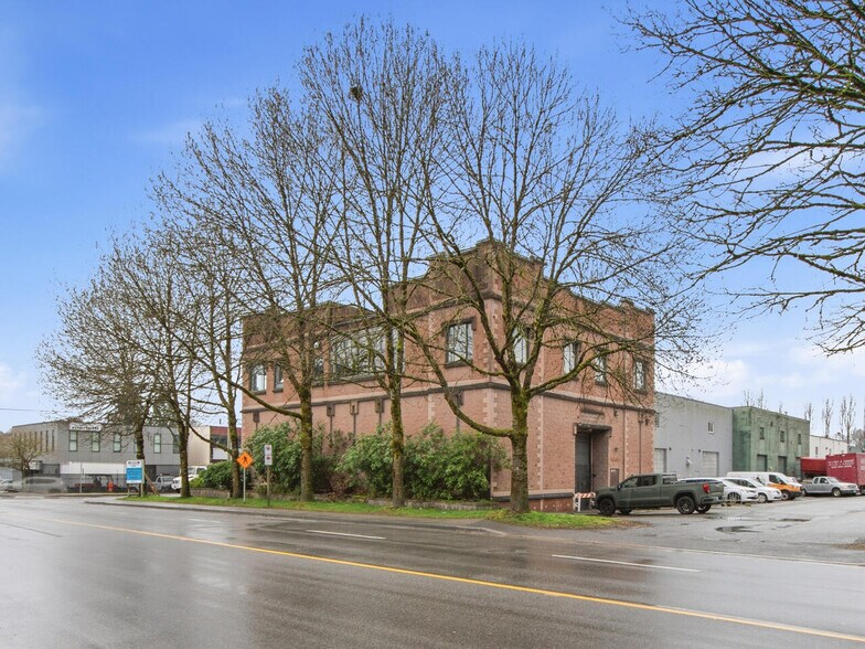 1496 Rupert St, North Vancouver District, BC à louer - Photo principale – Image 1 sur 12