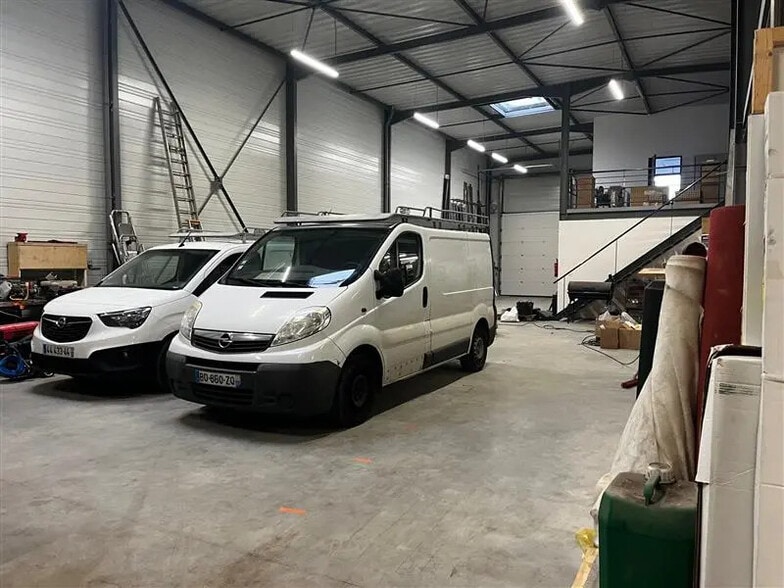 Local d’activités dans Joué-lès-Tours à louer - Photo de l’immeuble – Image 1 sur 7